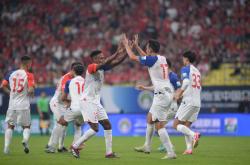 开云APP-申花队大胜贵州，球员们庆祝满场