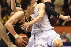 开云体育官方网站-深圳队鏖战山东队，福克斯统治全场