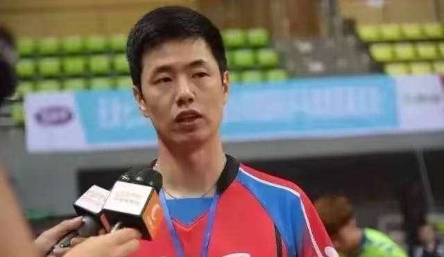 关于佛罗伦萨主教练变阵取胜，斩获三分提升排名的信息