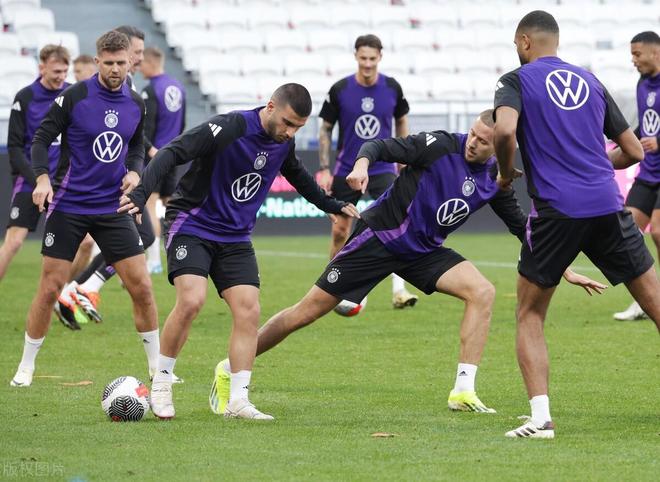 荷兰欧洲联赛力克困难，险胜顽固对手