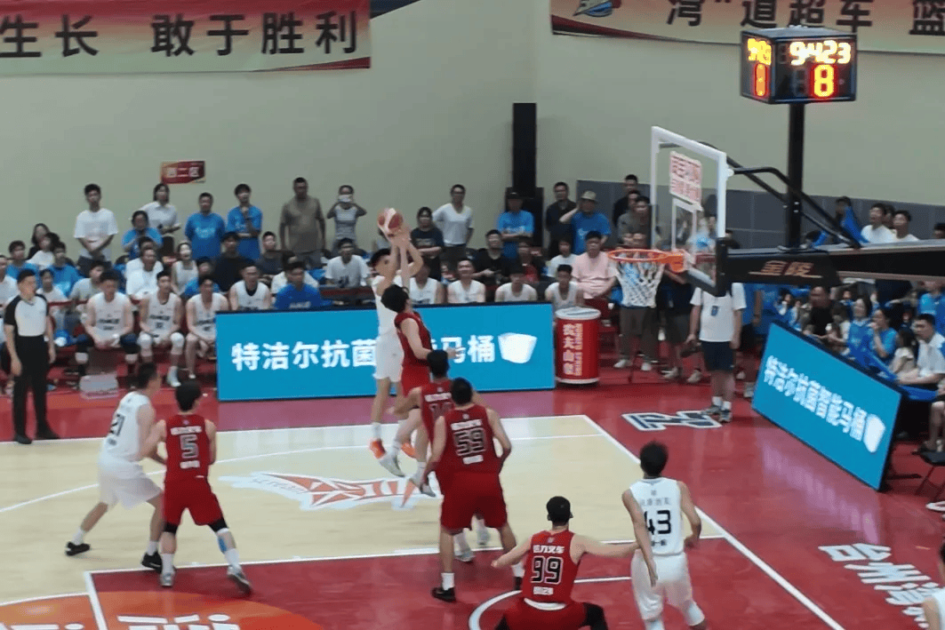 精彩瞬间!球员们的拼搏精神感动无数观众 精彩瞬间!球员们的拼搏精神感动无数观众