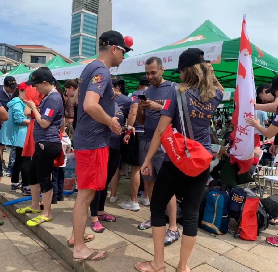 法国队碾压马来西亚队，黄鸭组合点燃赛场